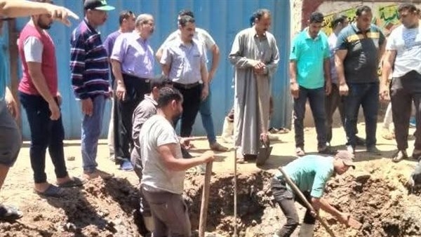 الشوارع غرقت في الصرف، حل مشكلة طفح خط الطرد بقرية دماص في الدقهلية