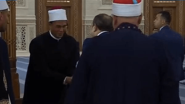 في لفتة إنسانية كريمة، الرئيس السيسي يطمئن على أحد الأئمة الحضور بخطبة عيد الأضحى (فيديو)