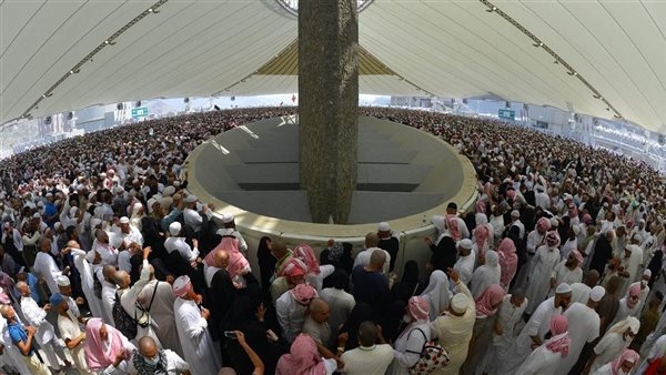 في أجواء إيمانية، حجاج بيت الله يواصلون رمي الجمرات في منى ( فيديو)