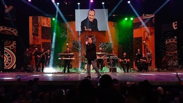 هشام عباس يتألق بأغانيه في حفله بعيد الأضحى على مسرح البالون (صور)