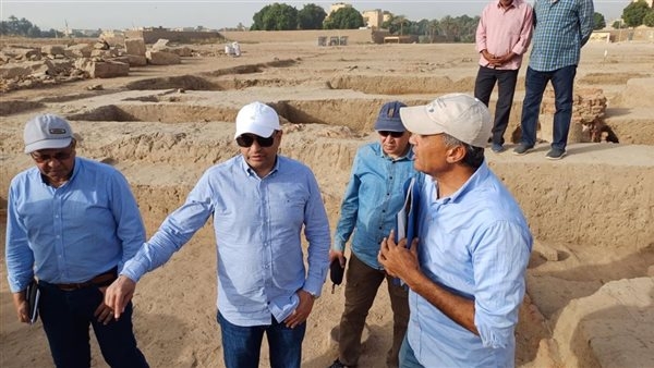 أمين المجلس الأعلى للآثار يتفقد المقاصير الجنوبية بمعبد الأخ منو بالأقصر