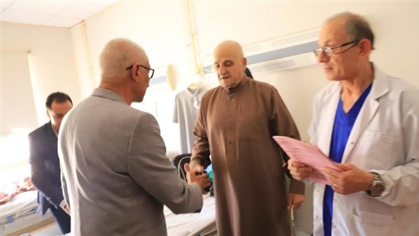 محافظ شمال سيناء يقدم التهنئة بالعيد للجرحي الفلسطينيين في مستشفي نخل المركزي