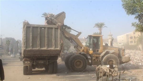 رفع المخلفات من محيط موقف نجيب محفوظ بالبحيرة