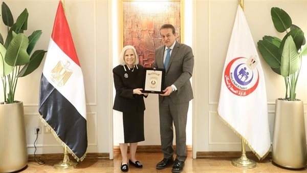 وزير الصحة يكرم السفيرة هيفاء أبو غزالة تقديرًا لجهودها