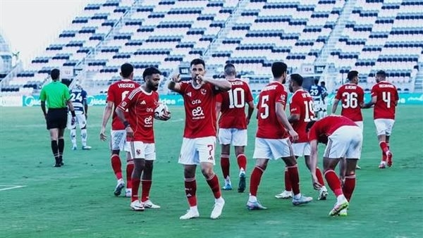 لاعبو الأهلي يوقعون على القمصان لتوزيعها على جماهير كأس العالم للأندية