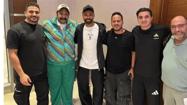 صدفة خير من ألف ميعاد، أبطال مسرحية "مكسرة الدنيا" يلتقون محمد صلاح في المطار (صور)