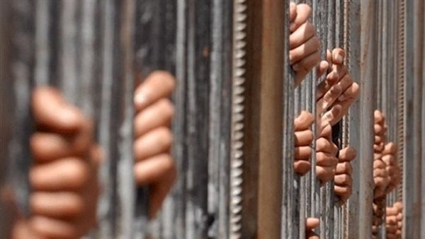 ضبط حارس عقار وعامل دليفري سرقا خزينة بداخلها ذهب وشيكات من شقة بالهرم