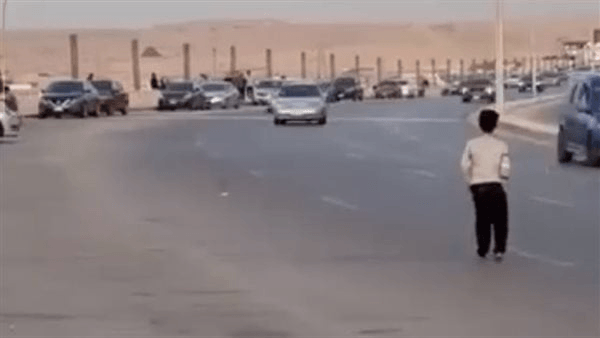 أمن القاهرة يكشف ملابسات فيديو لطفل يلهو بمنتصف أحد المحاور بالمقطم