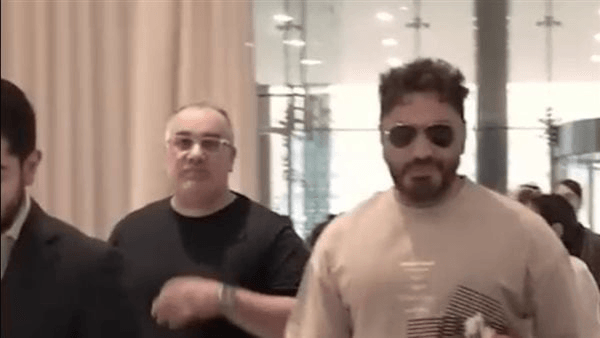 وجهه شاحب ونبرة صوته متغيرة، أحدث ظهور لتامر حسني بعد أزمة نجله الصحية (فيديو)