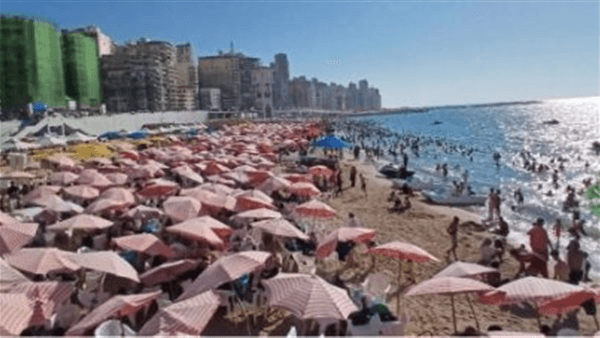شواطئ الإسكندرية كاملة العدد وزحام بشرق المحافظة