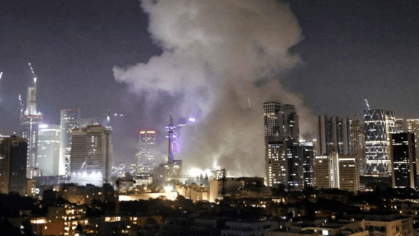 مشاهد توثق آثار الموجة الصاروخية الإيرانية الجديدة تجاه إسرائيل (فيديو)