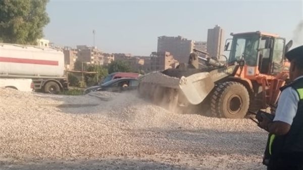 فتح طريق المنصورة - ميت غمر بعد إزالة آثار انقلاب سيارة محملة بالزيت