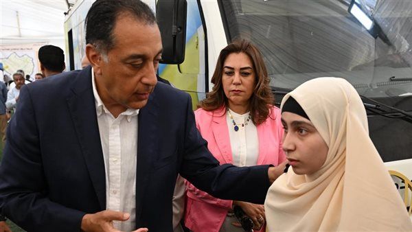 صرخة أب في البحيرة لإنقاذ طفلته من العمى.. ومدبولي: "خدمة بنتنا أهم من الزيارة كلها"