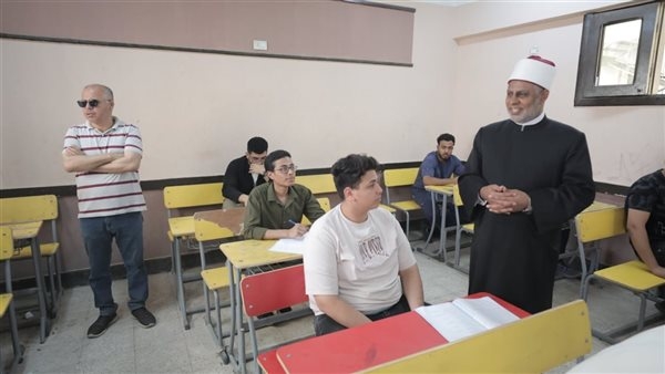 امتحان مادة اللغة الإنجليزية لطلاب القسم الأدبي في الثانوية الأزهرية اليوم
