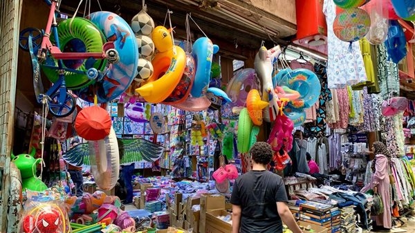 العوامات تبدأ من 75 جنيها، موسم المصايف يشعل سوق ألعاب البحر في الموسكي (فيديو وصور)