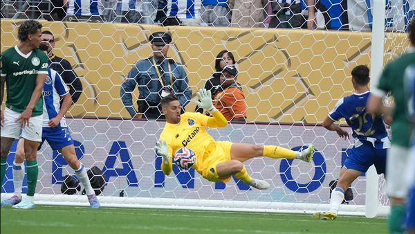 فرصة بـ 3 أرواح، إنقاذ خيالي من حارس بورتو أمام بالميراس بكأس العالم للأندية (فيديو)