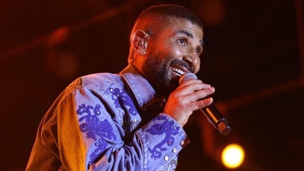 أحمد سعد يشعل حفل الجامعة الأمريكية، ويحيي الأوائل