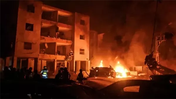 القناة 12 الإسرائيلية: إصابة 20 شخصا جراء سقوط صواريخ من إيران على تل أبيب (فيديو)