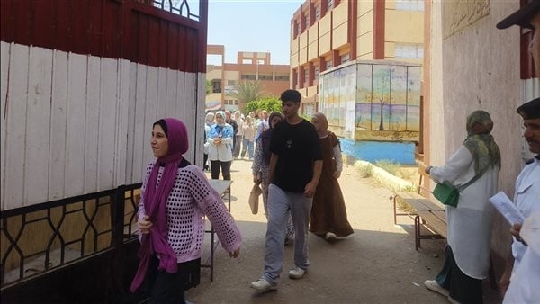 فرحة طلاب الثانوية العامة لسهولة الدين والتربية الوطنية بالدقهلية (فيديو)