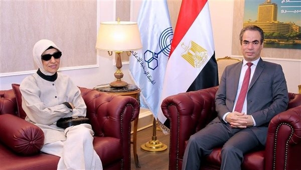 المسلماني يستقبل هدى نجيب محفوظ قبل افتتاح استديو والدها