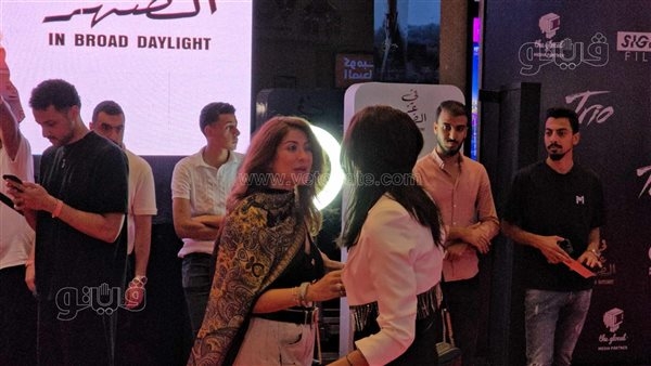 شيرين رضا بأطلالة خاطفة للأنظار وهيدي كرم بالشال في العرض الخاص لفيلم في عز الضهر (فيديو)