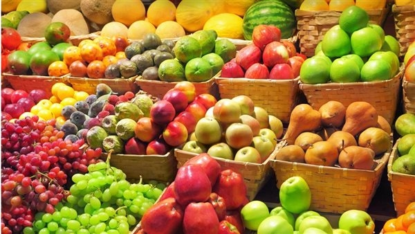 سعر الفاكهة اليوم، انخفاض كبير في العنب وارتفاع التفاح والبرقوق