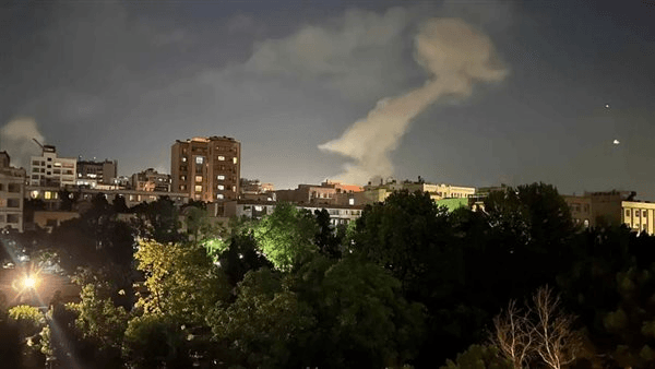 انفجارات عنيفة تهز منشآت صناعية وعسكرية حساسة في طهران