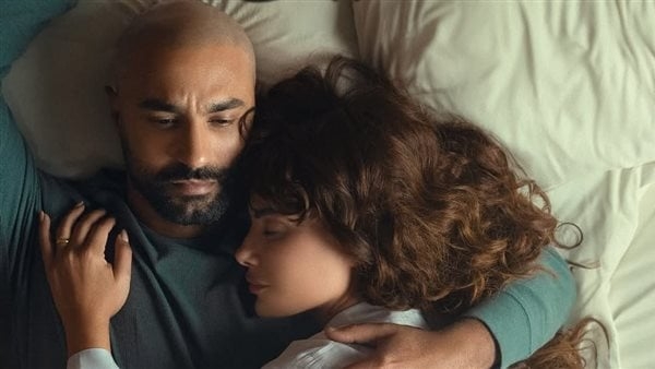 أبرزهم كريم فهمي وصبا مبارك، تعرف على أبطال مسلسل 220 يوم