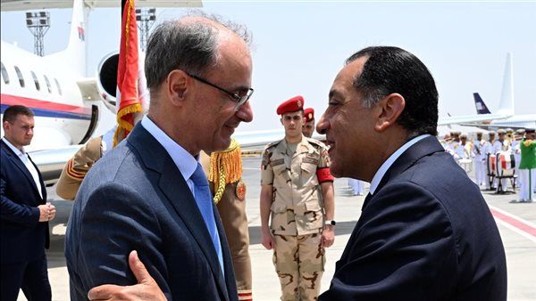 مدبولي يستقبل رئيس وزراء صربيا بمطار القاهرة استعدادا لإجراء مباحثات موسعة (صور)