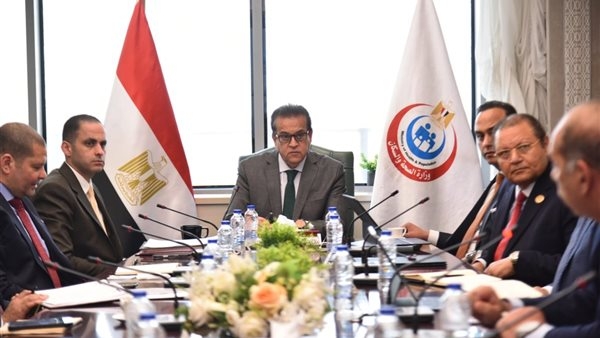 وزير الصحة يتابع الموقف التنفيذي لميكنة منظومة "التأمين الشامل"