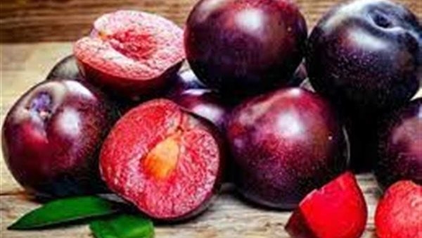 فوائد البرقوق الأحمر، يحارب العدوى ويحمي من ألزهايمر وأمراض السرطان