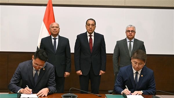 باستثمارات 200 مليون دولار، توقيع عقد مشروع إقامة مجمع لإنتاج مستلزمات الطاقة الشمسية بالسخنة