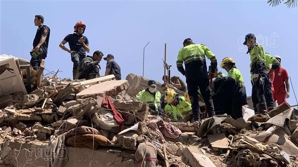 الحماية المدنية تواصل جهودها لاستخراج سكان عقار السيدة زينب من تحت الأنقاض (فيديو وصور)