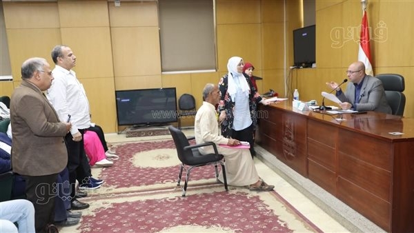 محافظ بني سويف يتدخل لحل مشكلات المواطنين ويوجه بدعم عاجل