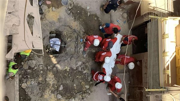 لحظة استخراج جثة ضحية من أسفل عقار السيدة زينب المنهار (فيديو وصور)