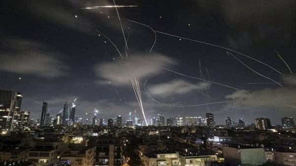 التلفزيون الإيراني: بدء الموجة 13 من "عمليات الوعد الصادق 3" عبر إطلاق صواريخ ثقيلة وبعيدة المدى