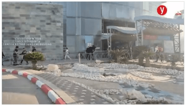 الإعلام العبري: تسرب مواد خطرة جراء استهداف مستشفى "سوروكا" في النقب
