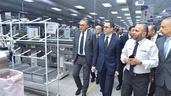 وزير الاستثمار يتفقد عددا من الشركات بالمنطقة الحرة في مدينة نصر