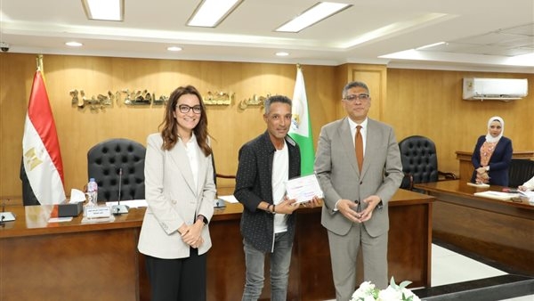 محافظ الجيزة يسلم شهادات محو الأمية لـ 18 من العاملين بالمنطقة الأثرية بالهرم