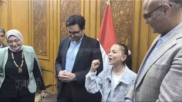 شاهد، طالبة بالصف السادس الابتدائي تبهر وزير الثقافة بأغنية "تحيا مصر"