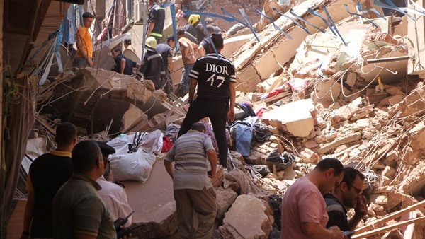 انتشال 3 مصابين من أسفل العقارات المنهارة بمنطقة حدائق القبة (فيديو)