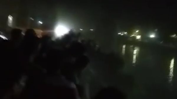 لحظة انتشال جثمان شاب من ذوي الهمم من البحر الصغير بدكرنس (صور)