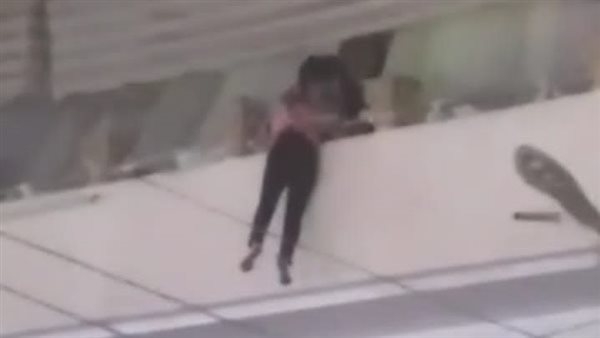 هربا من جبروت شقيق زوجها، ربة منزل تقفز بطفلتها من شرفة منزلها في سوهاج
