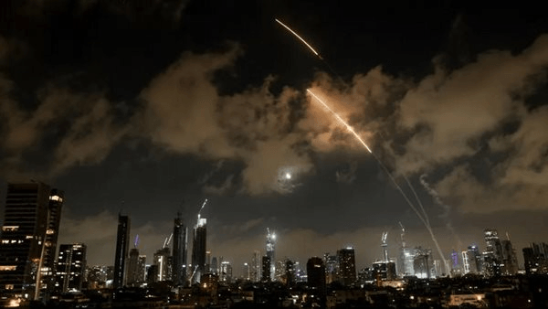 جيش الاحتلال يعلن اعتراض صواريخ أطلقت من إيران وإعلام عبري يؤكد وقوع أضرار بمبان