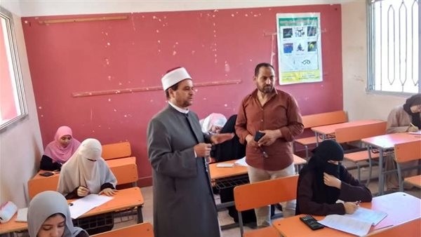 رئيس منطقة الإسماعيلية الأزهرية يستطلع آراء طلاب الثانوية حول امتحان الكيمياء (صور)
