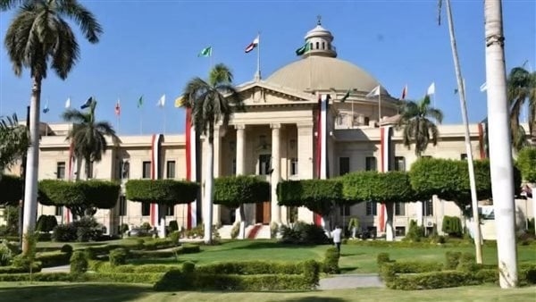عميد هندسة القاهرة يكشف تفاصيل سقوط درون أمام باب الجامعة