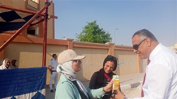 توزيع زجاجات مياه وعصائر على طلاب الثانوية بلجان القليوبية (صور)