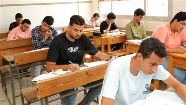 طلاب الثانوية العامة يؤدون امتحان اللغة العربية.. تداول أسئلة الامتحان بعد 10 دقائق مع توزيع الأوراق.. والتربية والتعليم تحدد هوية الطلاب الذين حاولوا التسريب من خلال الباركود