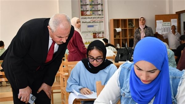 رئيس جامعة القناة: انتظام الامتحانات بجميع البرامج والتخصصات بكلية الألسن (صور)