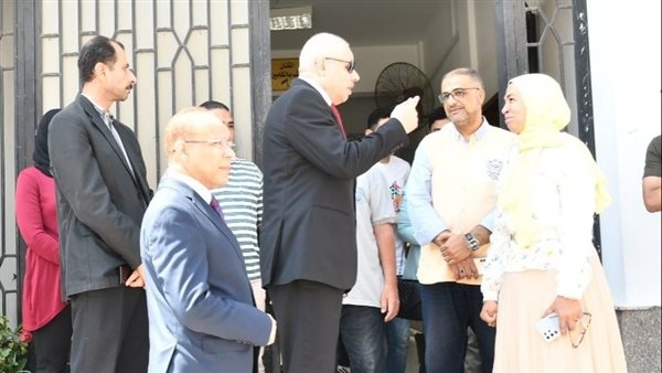 رئيس جامعة القناة يشيد بانضباط طلاب طب الأسنان خلال الامتحانات (صور)